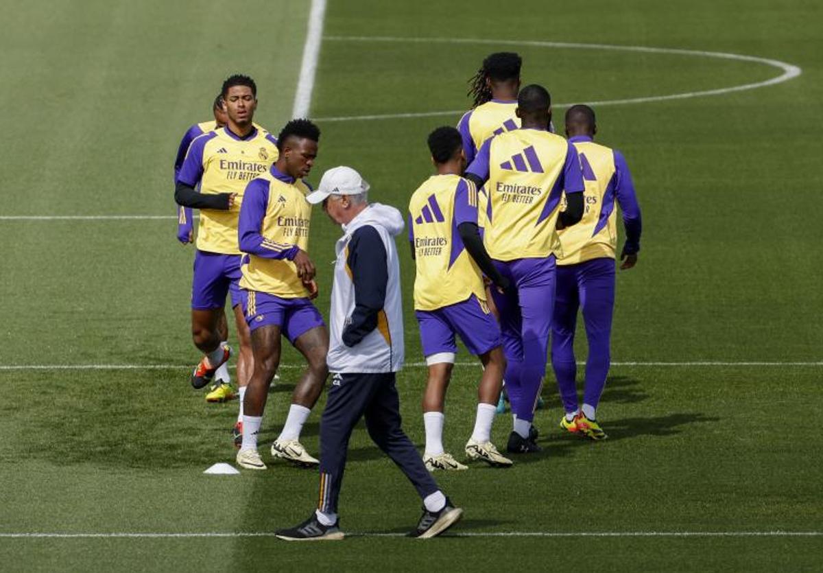 Ancelotti supervisa el último entrenamiento del Real Madrid antes del duelo contra el Cádiz.