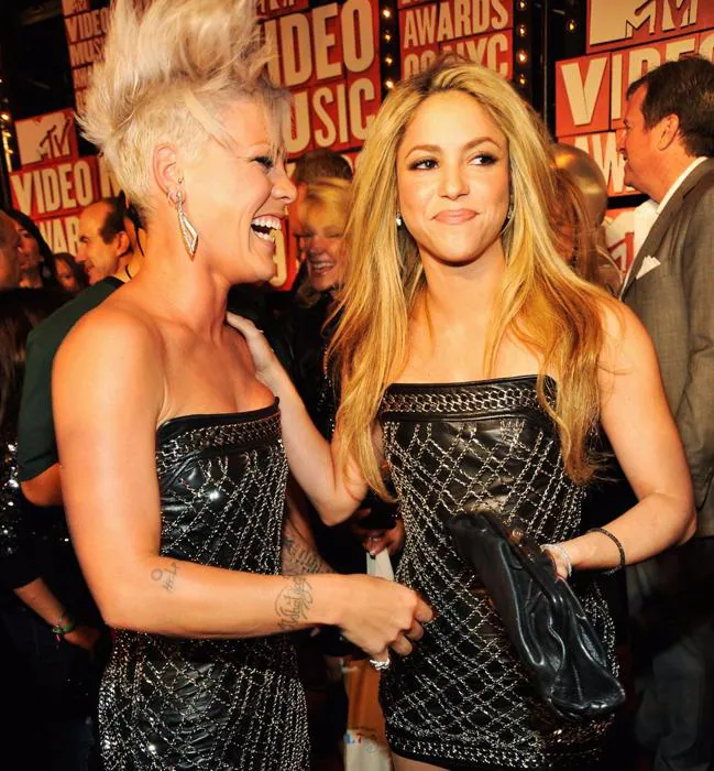 Shakira y Pink con el mismo vestido.