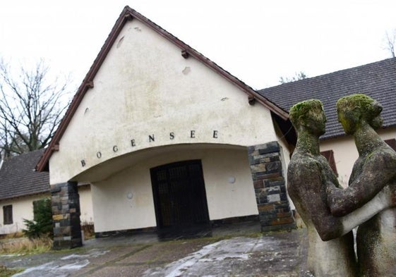 Una escultura da la bienvenida a la villa del jefe de propaganda nazi Joseph Goebbels.