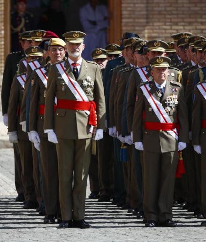 Imagen secundaria 2 - La Princesa de Asturias, en formación; Los Reyes en la tribuna y don Felipe formando con sus compañeros de promoción. 