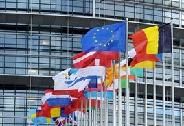 Banderas en la sede del Parlamento Europeo.