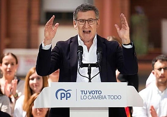 El presidente del PP, Alberto Núñez Feijóo participa en un mitin este sábado en Badalona.