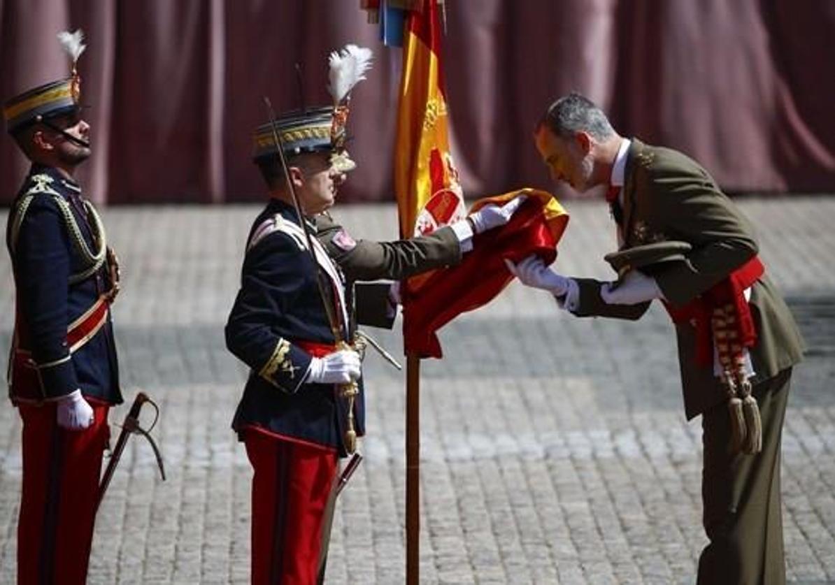 El rey Felipe jura de bandera por el 40 aniversario de su promoción del Ejército de Tierra