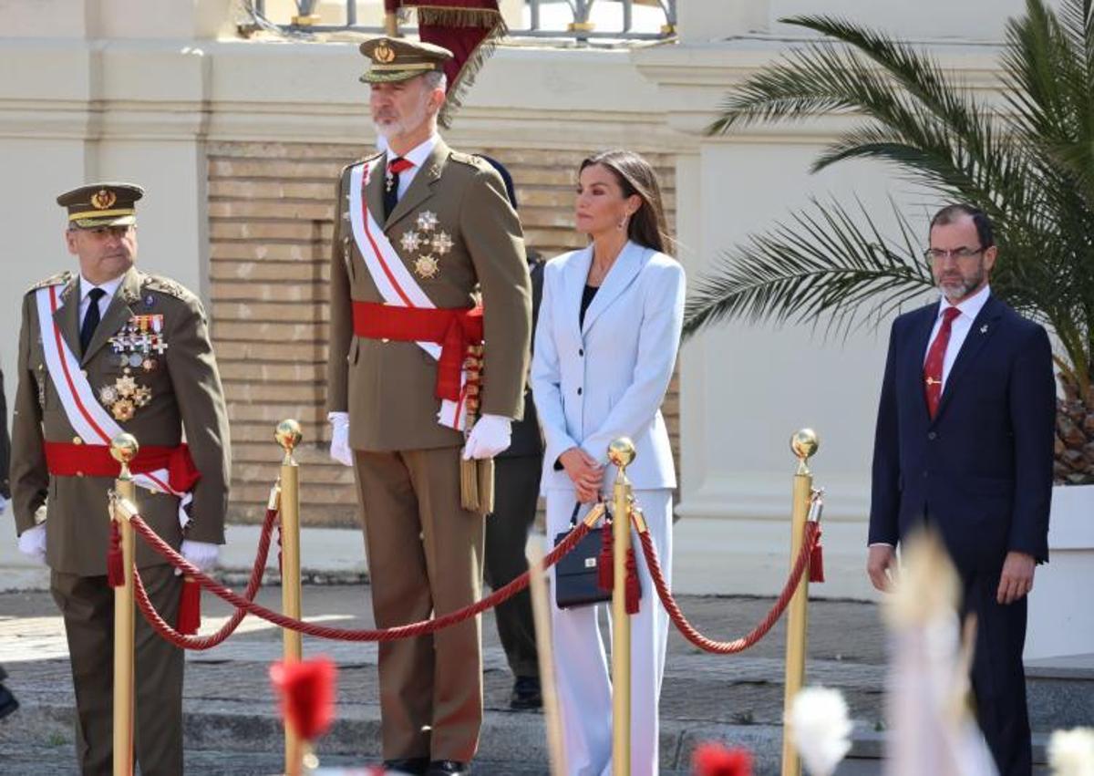 Imagen secundaria 1 - La Princesa de Asturias, en formación; Los Reyes en la tribuna y don Felipe formando con sus compañeros de promoción. 