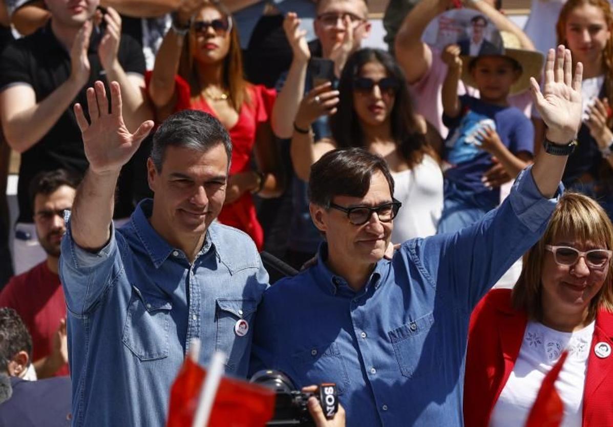 Pedro Sánchez y Salvador Illa durante un mitin del PSC en Montmeló (Barcelona).