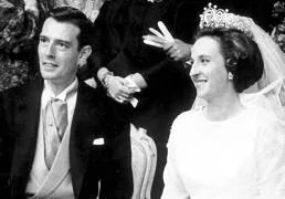 Así fue la boda de la infanta Pilar y Luis Gómez-Acebo: en Portugal, contra el deseo de su padre y con una impresionante tiara
