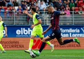El Eibar arrasa al Amorebieta en el derbi