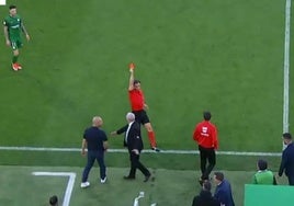 Momento en el que árbitro expulsa al centrocampista