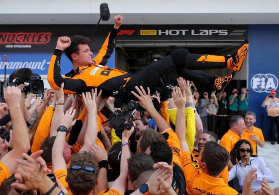 Lando Norris es manteado por los componentes del equipo McLaren tras vencer en Miami.