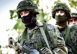 Un grupo de jóvenes soldados reciben formación militar en un país nórdico