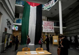 Una bandera palestina cuelga en la entrada de Sciences Po en Lyon.