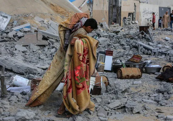 Un palestino observa las ruinas de su casa de Rafah tras ser bombardeada.
