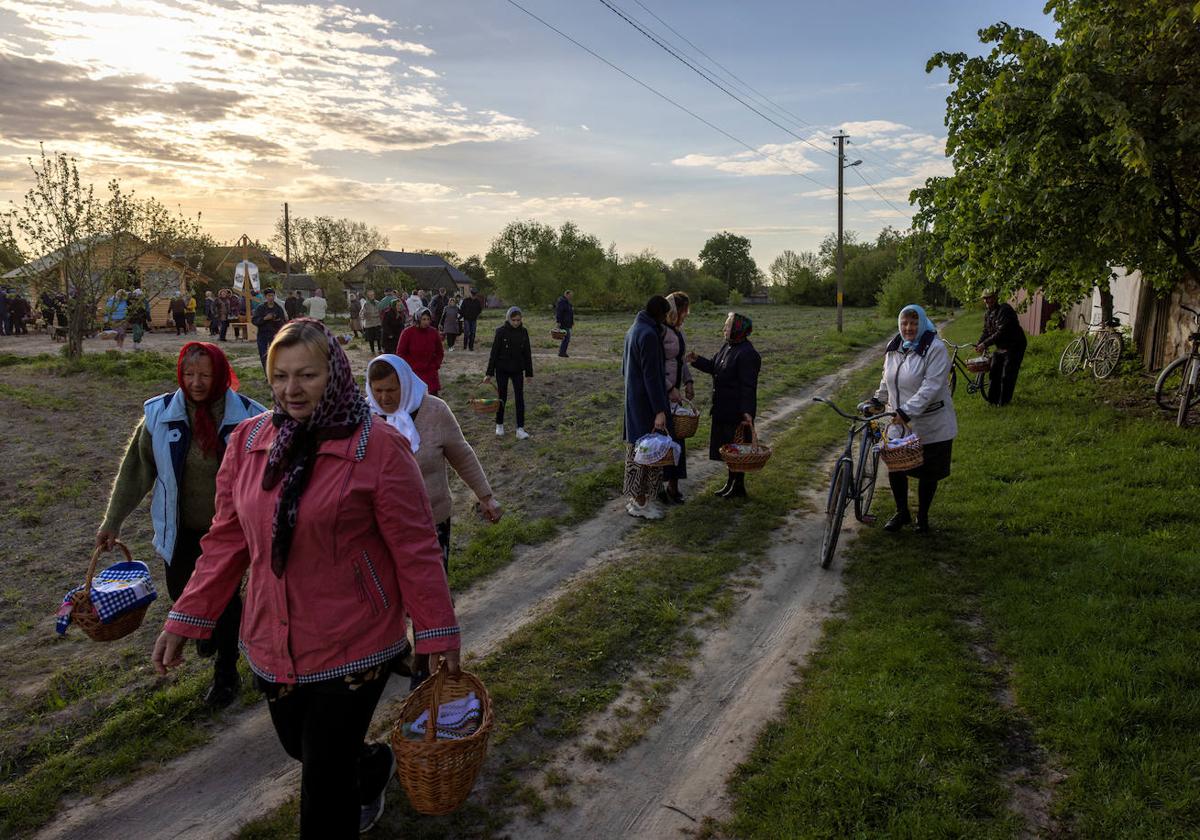 Un grupo de mujeres de Krasne se dirige a la misa de la Pascua ortodoxa con sus ofrendas.