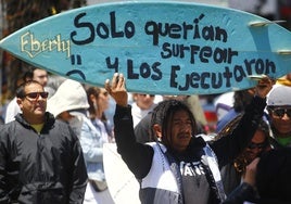 Manifestación de protesta por el asesinato de los tres surfistas.