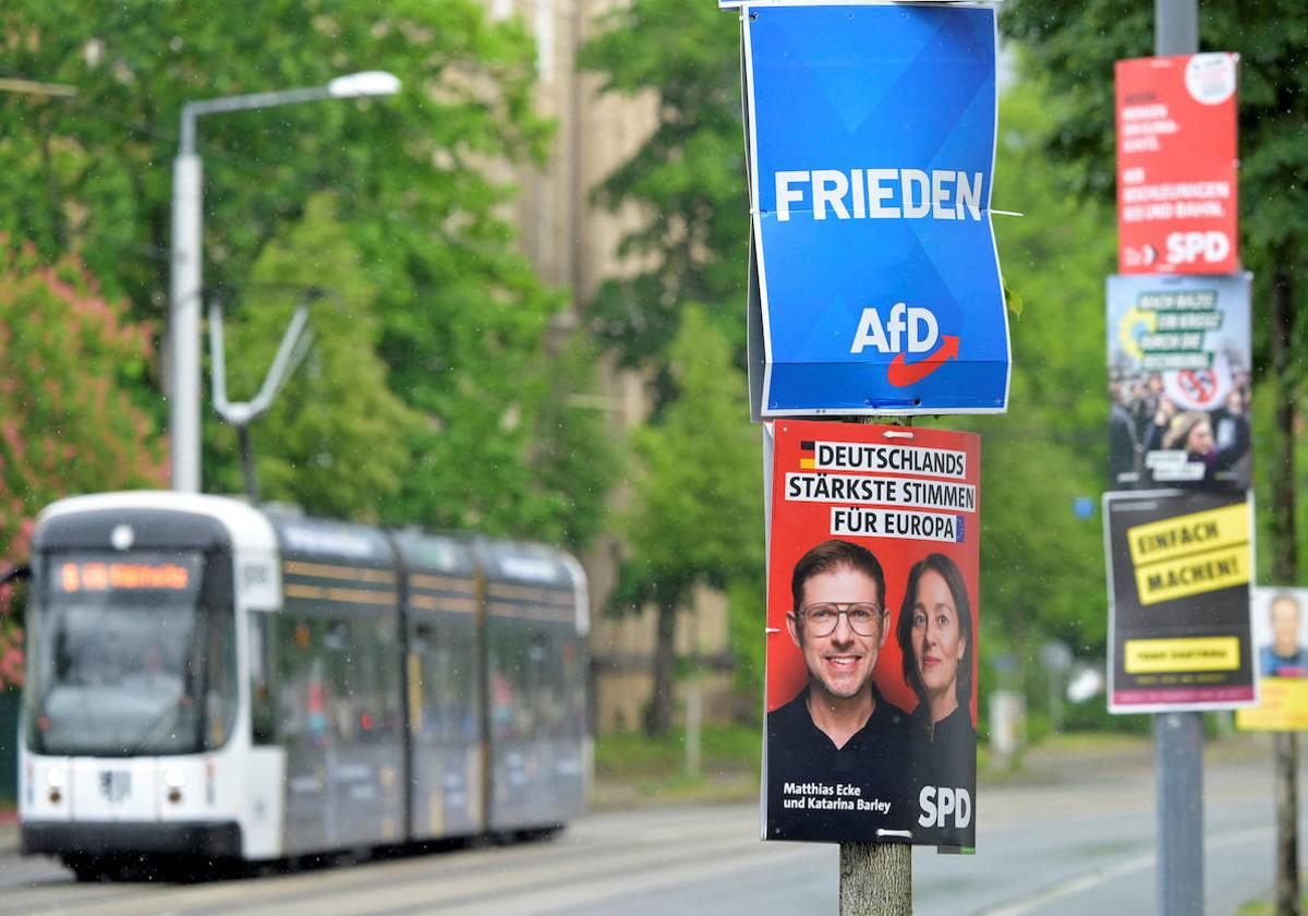 Carteles electorales para las elecciones europeas, con la imagen del candidato agredido abajo, en una calle de Dresde.