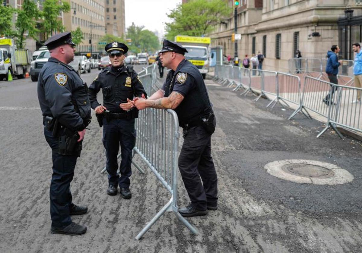 Agentes de la Policía de Nueva York montan vigilancia la entrada de la Universidad de Columbia.