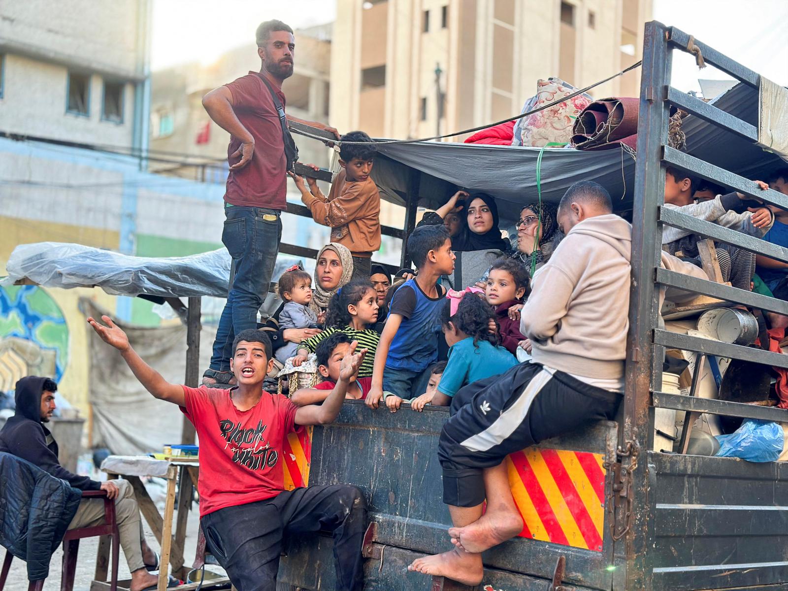 Familias palestinas huyen de las zonas orientales de Rafah tras la orden de evacuación de Israel.