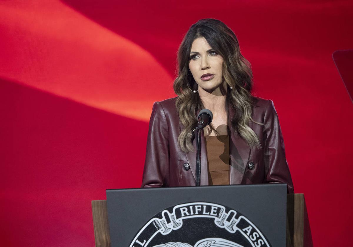 Kristi Noem interviene en el foro anual de la Asociación Nacional del Rifle de EE UU.