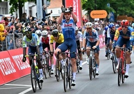 Tim Merlier celebra su triunfo en Fossano.