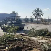 Los tanques hebreos controlan los accesos a la frontera con Egipto en Rafah.