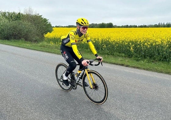 Jonas Vingegaard pedalea sonriente en su primer entrenamiento en la carretera después de su caída en la Itzulia.