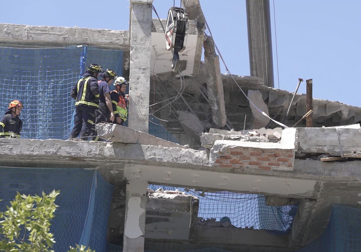 Imagen secundaria 1 - Imágenes del edificio derrumbado.