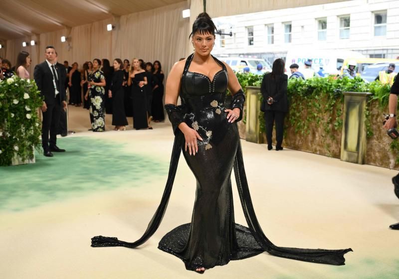 La modelo Ashley Graham muy dominatrix con este vestido de Ludovic de Saint Sernin realizado en malla metálica con incrustaciones de cristal de Swarovski y hojas y espinas plateada que requirió más de 500 horas de trabajo manual.