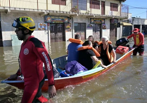 Vecinos de Porto Alegre, rescatados en lanchas debido a las inundaciones.