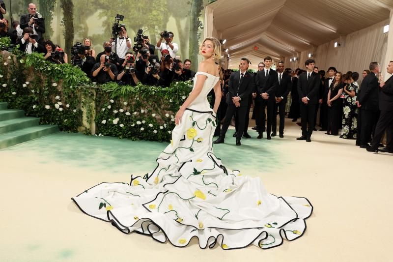 La supermodelo Gigi Hadid luce un vestido corsé personalizado de Thom Browne bordado con más de dos millones de microesferas blancas.