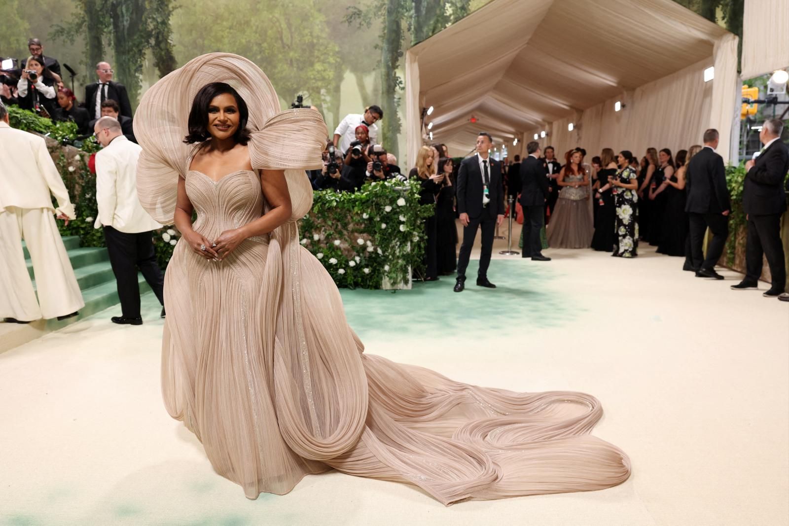 La actriz y comediante estadounidense Mindy Kailing con un escultural vestido del indio Gaurav Gupta. 