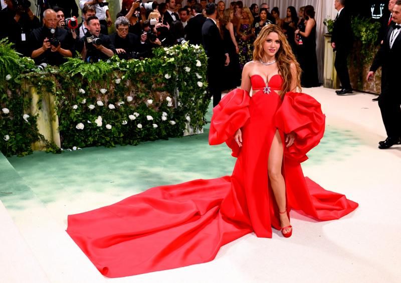 Shakira se estrenó en la Met Gala con un Carolina Herrera. 