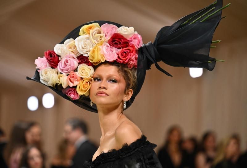 Zendaya se cambió de estilismo para enfundarse un vestido negro de Givenchy y un gran sombrero de Alexander McQueen a modo de ramo de flores. 