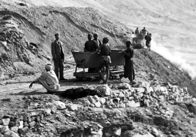 Carter en la campaña de 1893 de una excavación en Deir El Bahari.