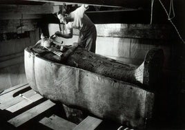 Howard Carter limpia la máscara mortuoria del faraón.