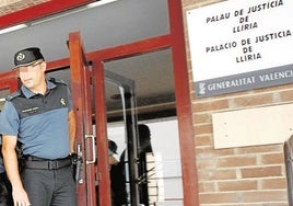 Un guardia civil sale del edificio de los juzgados de Llíria.