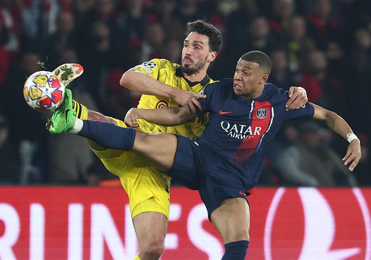 Mats Hummels pugna un balón con Kylian Mbappé