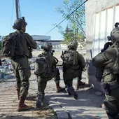 Soldados de Israel controlan el paso de Rafah, donde la ayuda humanitaria está retenida.