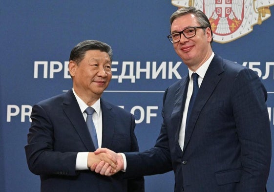 El presidente chino, Xi Jinping, y su homólogo serbio, Aleksandar Vucic, durante su encuentro este miércoles en Belgrado.