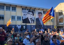 Gran cartel de Puigdemont durante el mitin de cierre de campaña en Elna