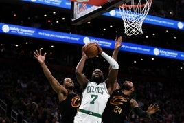 Jaylen Brown intenta anotar ante la defensa de Mitchel y Morris.