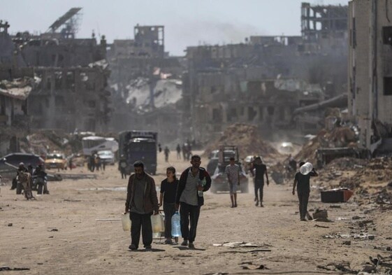 Palestinos regersan a la devastada ciudad de Khan Younis tras huir de Rafah.