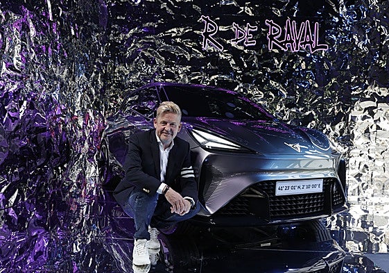 El director de Seat y Cupra, Wayne Griffiths, frente al Raval.