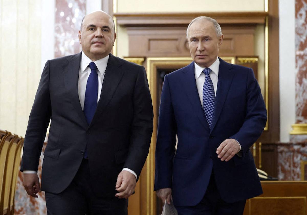 El primer ministro ruso, Mijaíl Mishustin, y el presidente, Vladímir Putin.