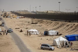 Asentamientos de palestinos junto a la valla fronteriza de Rafah, colindante con Egipto.