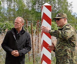 Donald Tusk, primer ministro polaco, visita la frontera con Bielorrusia.