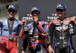 Jorge Martín (c), entre Marc Márquez y Maverick Viñales tras la carrera al sprint del GP de Francia.