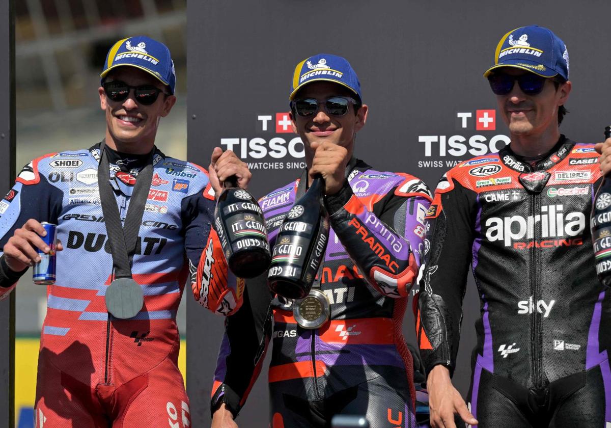 Jorge Martín (c), entre Marc Márquez y Maverick Viñales tras la carrera al sprint del GP de Francia.