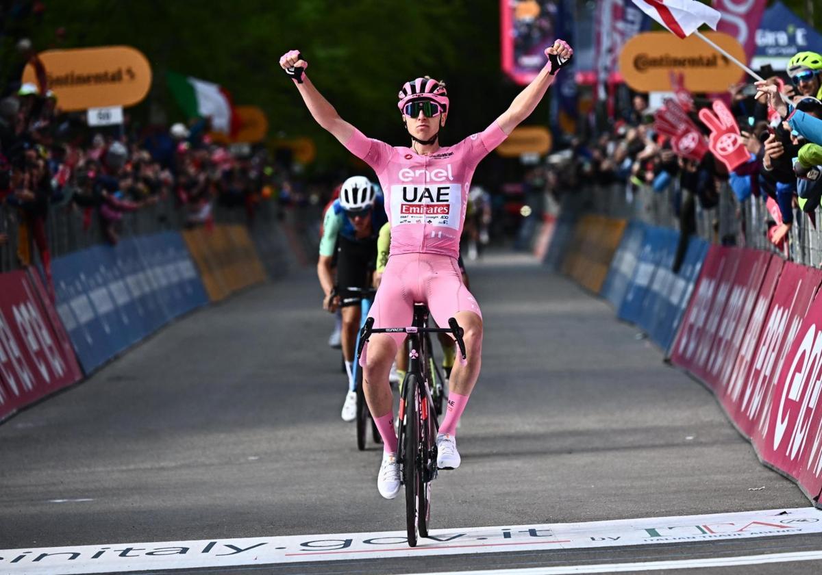 Tadej Pogacar celebra su victoria en la octava etapa del Giro.