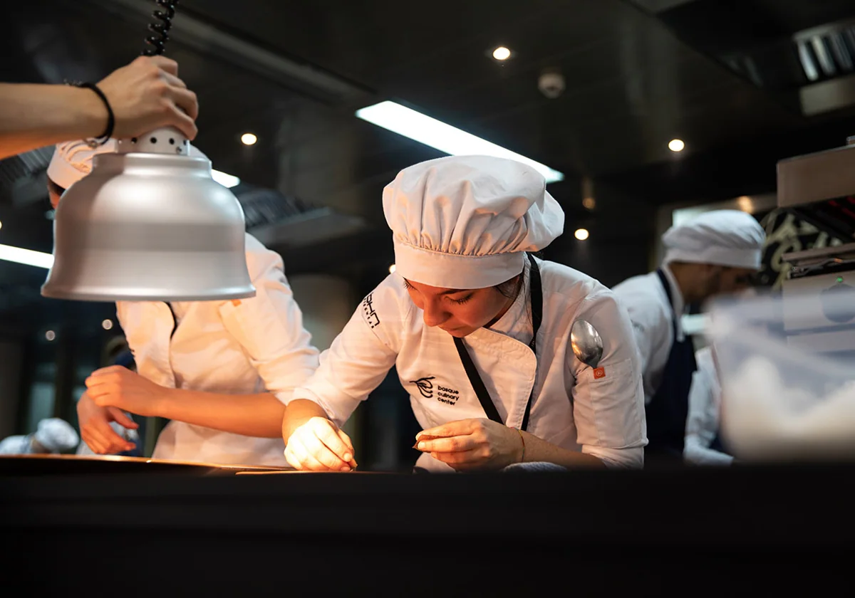 Una mujer cocina en el Basque Culinary Center