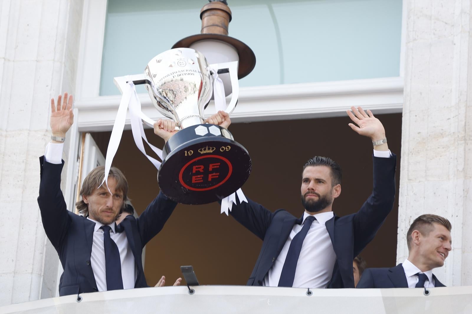 Nacho Fernández y Luka Modric ofrecen a la afición la copa de LaLiga